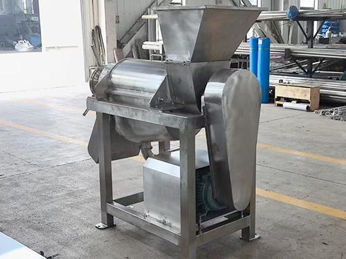 萵苣與蘋果用榨汁機(jī)榨出來的口感很佳 